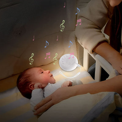 Bébé-au-lit-avec-veilleuse-bruit-blanc-et-bras-de-maman