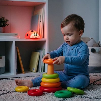 Veilleuse enfant éclaire bébé durant ses jeux
