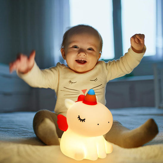 veilleuse-enfant-licorne- alumer-avec-bébé-content