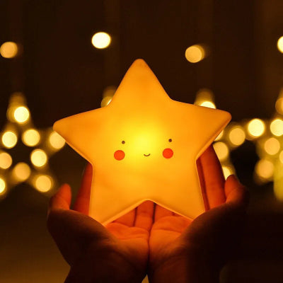 veilleuse etoile bebe dans les mains maman