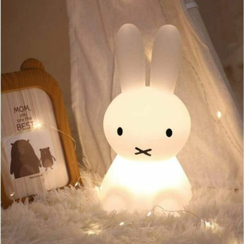 Veilleuse lapin assis sur bureau chambre enfant