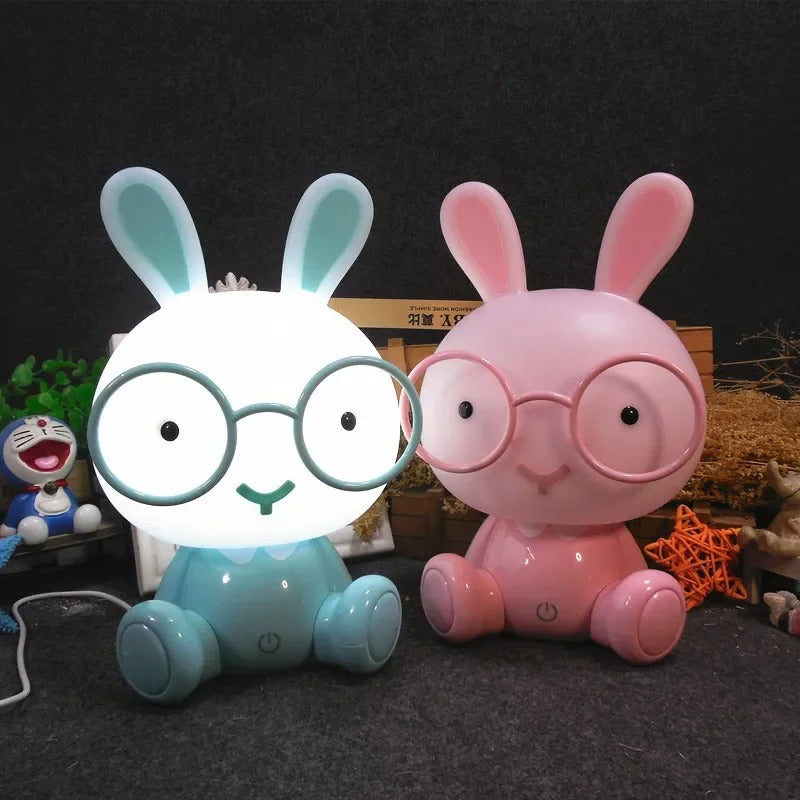 veilleuse lapin bleu allumée et rose éteinte