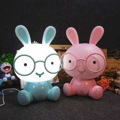 veilleuse lapin bleu allumée et rose éteinte