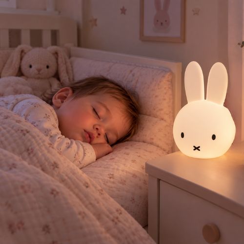 veilleuse lapin et enfant qui dort