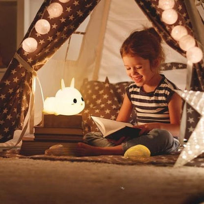 veilleuse lapin et fillette sous ciel de lit