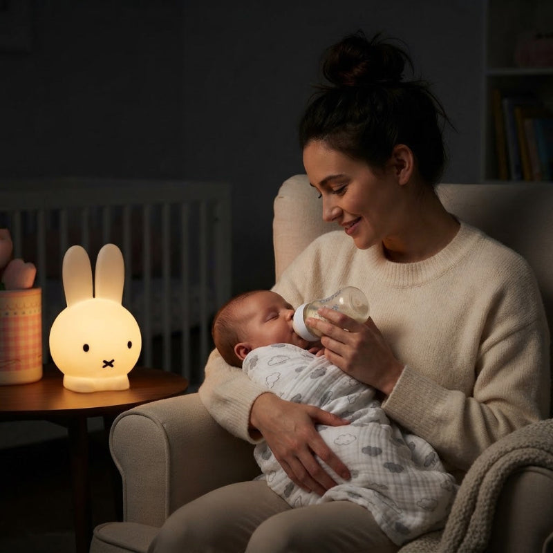 veilleuse lapin et maman donne biberon