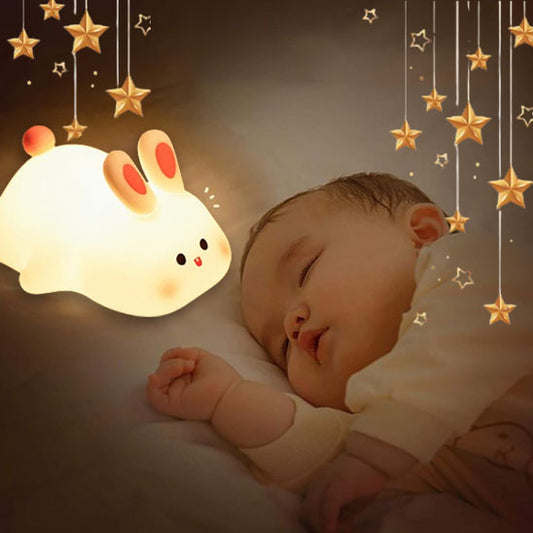 veilleuse-silicone-illuminé-en-forme-de-lapin-avec -bebe-qui-dort