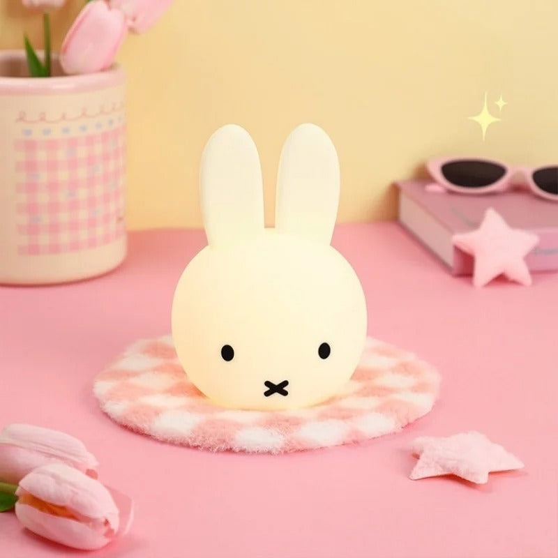veilleuse lapin sur bureau chambre