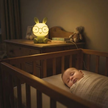 veilleuse lapin sur bureau près de bébé