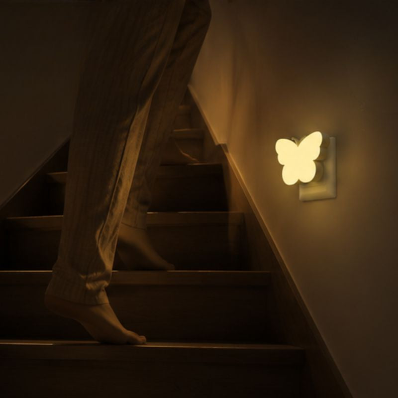 veilleuse murale bebe dans l'escalier
