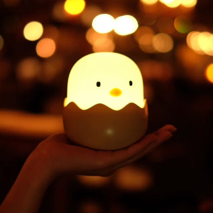 Veilleuse pour bebe coquille d'œuf dans la main maman