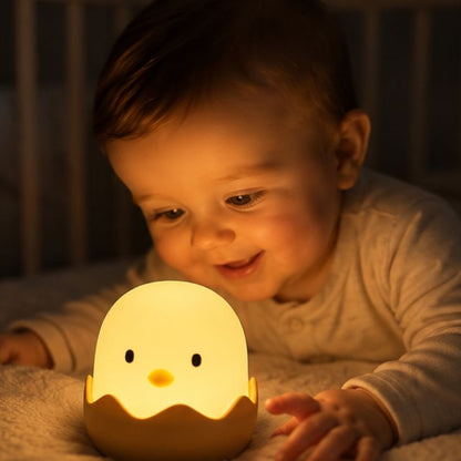 Veilleuse pour bebe dans le berceau avec petit garçon souriant