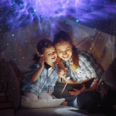 Astronaute projection qui projette un ciel étoilé pour une maman qui lit une histoire à sa fille